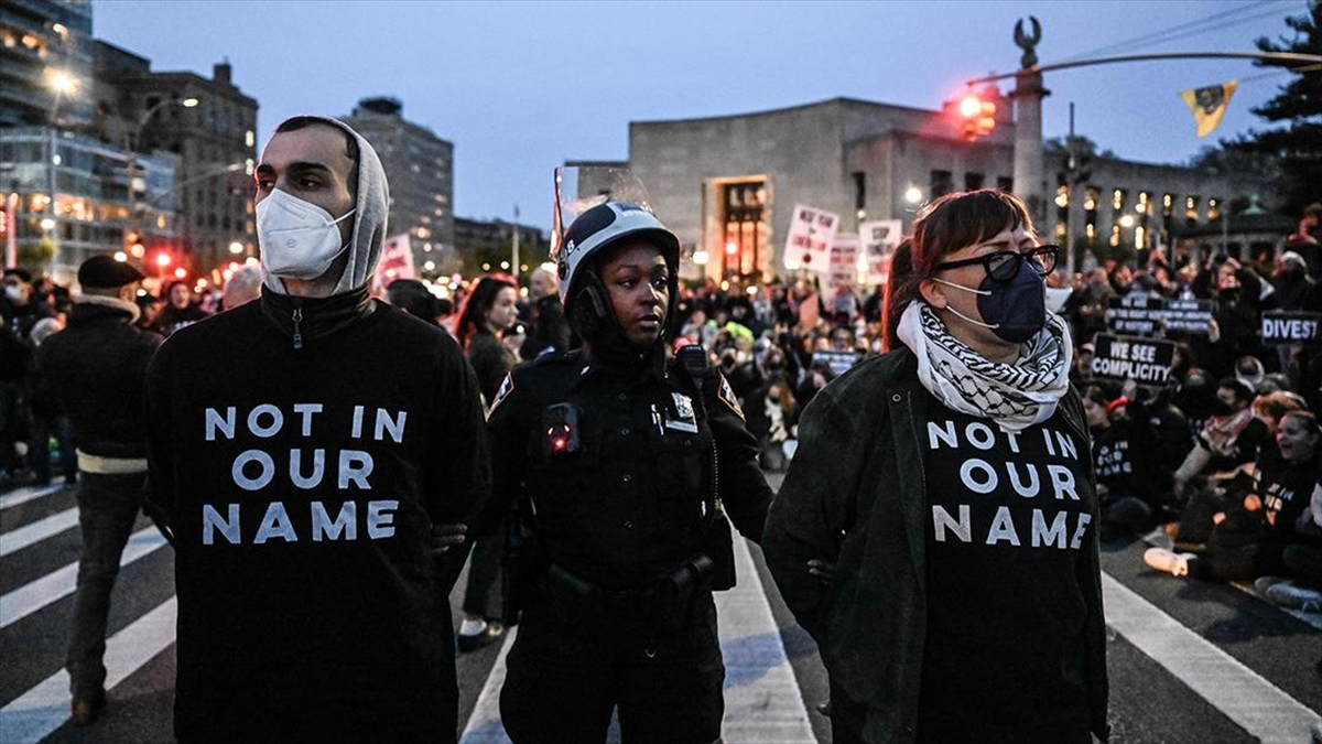 New York'ta Abd'nin İsrail'e Desteğine Karşı Çıkan Yüzlerce Kişi Gözaltına Alındı