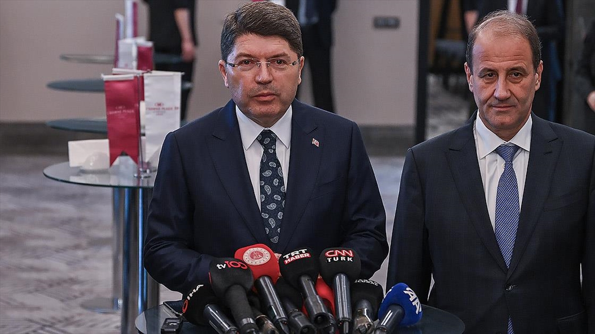 Adalet Bakanı Tunç: (kapatılan Partiler) Devam Eden Davalar Var. Dem Parti Aynı Yolu İzlerse Aynı Muameleyle Karşılaşır