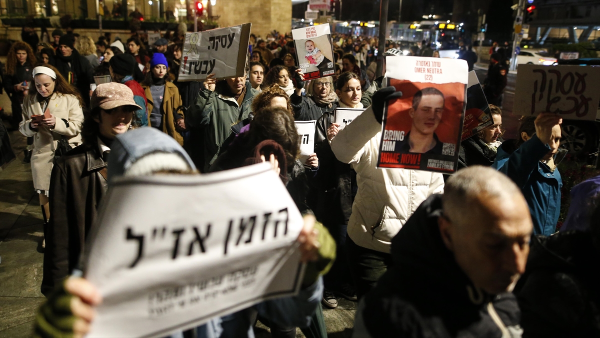 İsrailli Esirlerin Yakınları Netanyahu'nun Konutu Önünde Protesto Gösterisi Düzenledi