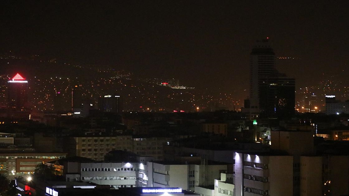 Çöl Tozu İzmir'de Gece Etkisini Sürdürdü