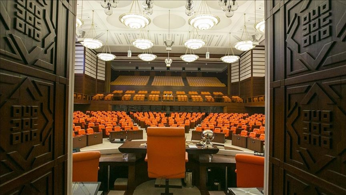 Türk Demokrasisinin Kara Lekesi: 27 Nisan E-muhtırası