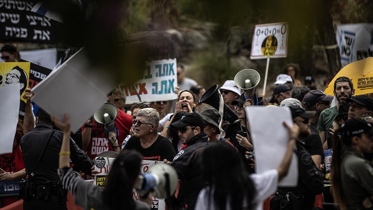 İsrail Savaş Kabinesi Üyesi Gantz'ın Evinin Önünde "erken Seçim" Protestosu