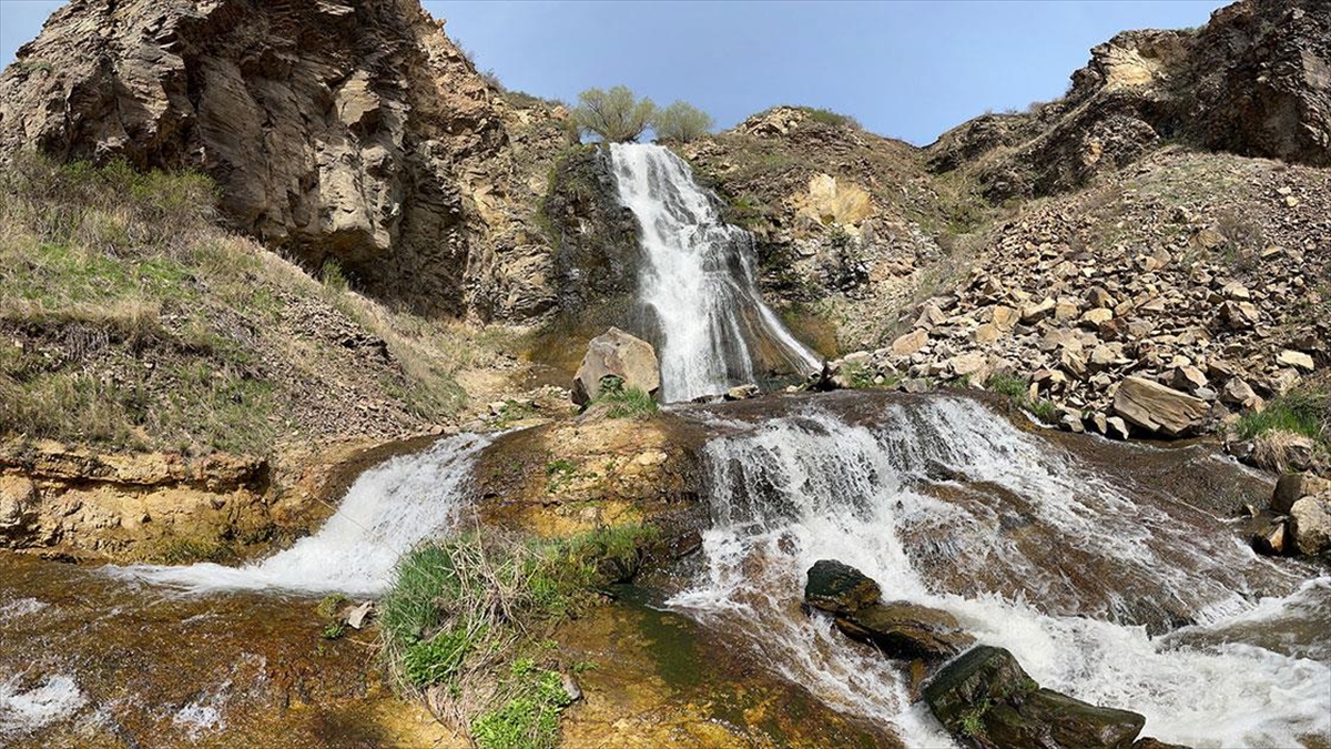 Kars'taki Susuz Şelalesi'nin Debisi Kar Sularıyla Yükseldi