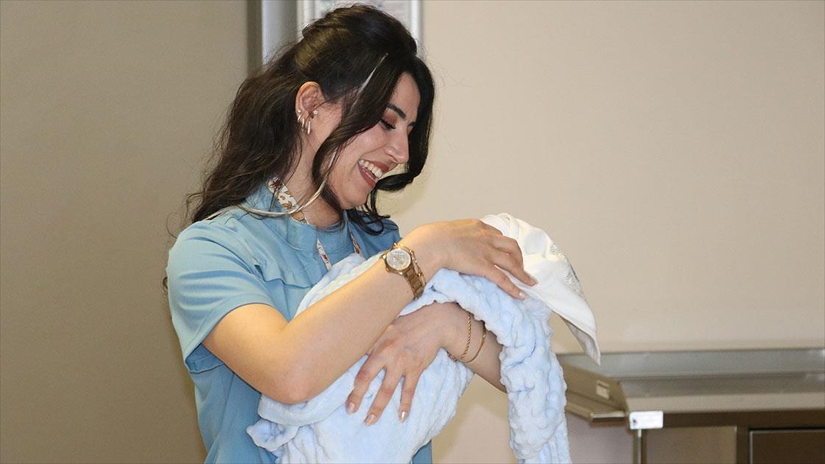 "yılın Ebesi" Seçilen İlkay Topçu, 5 Yıldır Annelerin Mutluluğuna Tanıklık Ediyor