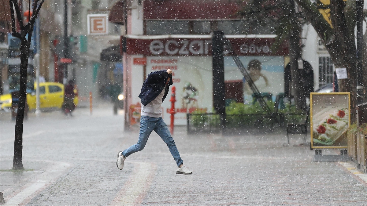 Meteorolojiden İç Anadolu Ve Batı Karadeniz İçin Gök Gürültülü Sağanak Uyarısı