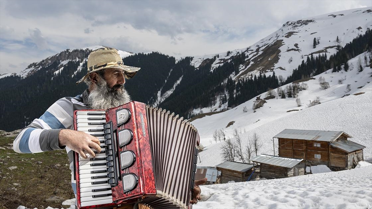 Şavşat'ın Kar Altındaki Maden Köyü Baharı Bekliyor