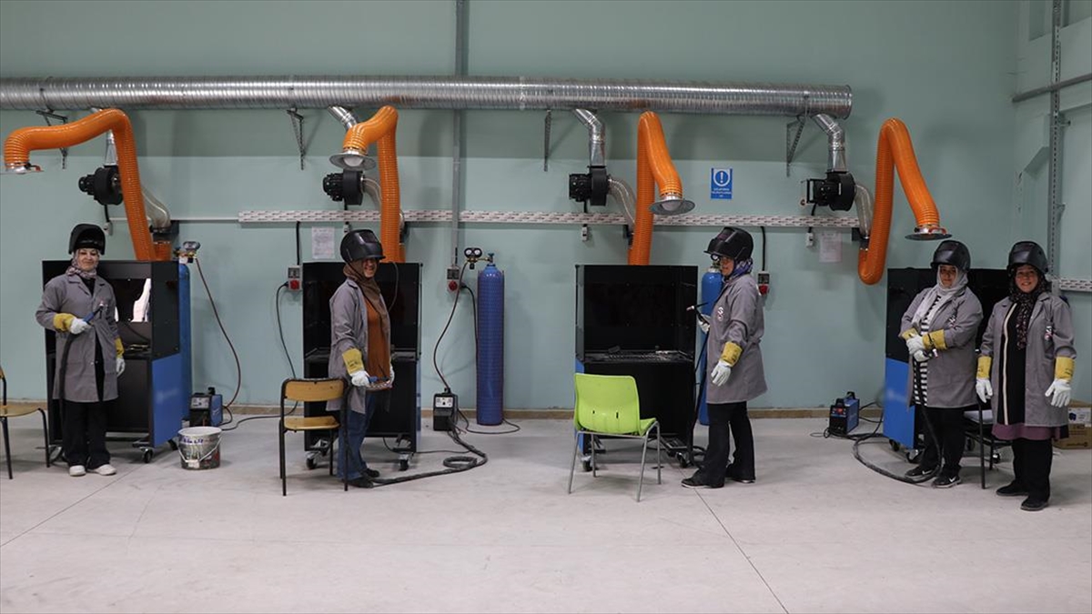 Kütahya'da Kaynakçılığın İnceliklerini Öğrenen Kadınlar Fabrikada İşbaşı Yapacak
