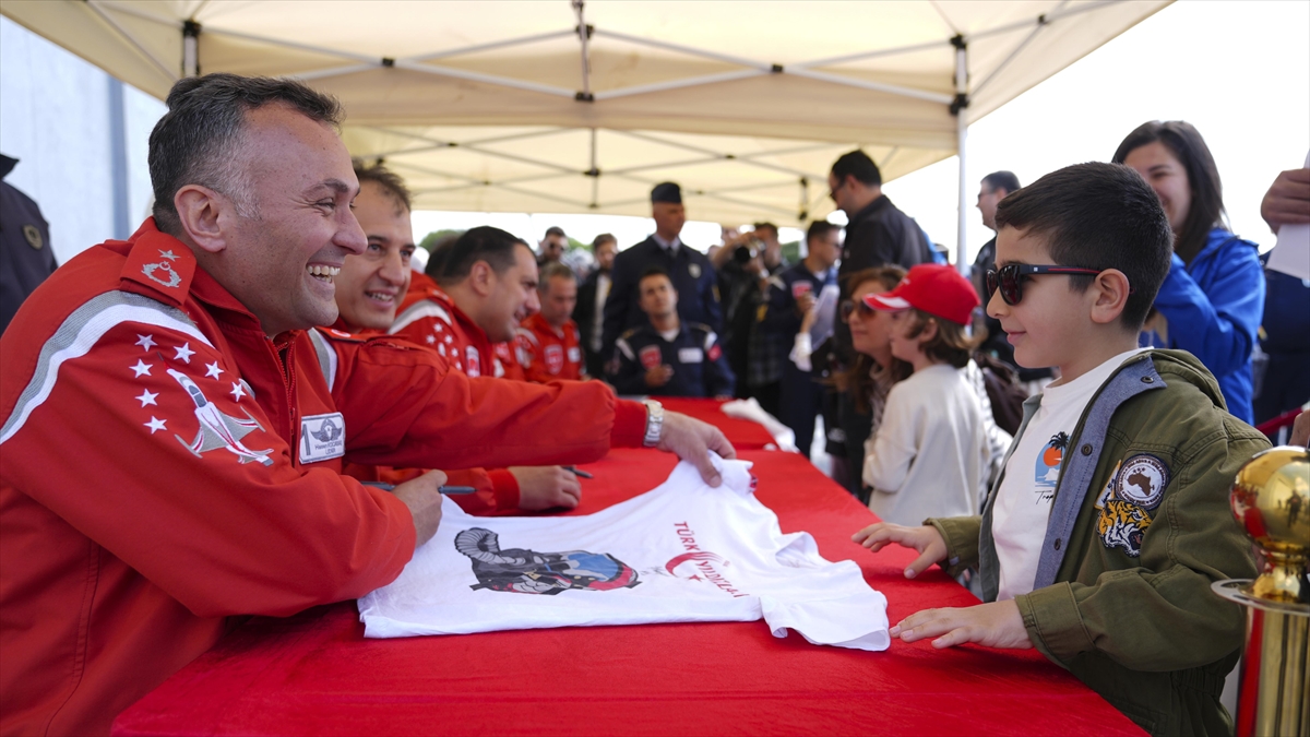 İstanbul Hava Kuvvetleri Müzesinde "türk Yıldızları Söyleşi Ve İmza Günü" Etkinliği Düzenlendi
