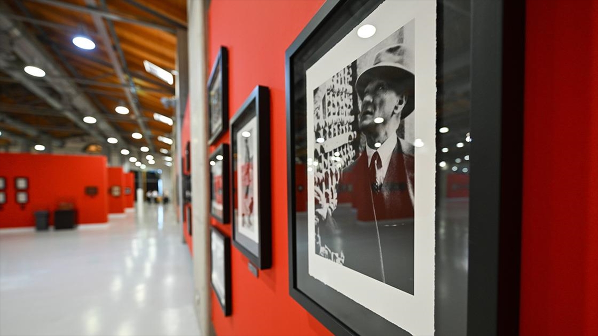 Ankara'da "karanlıkta Akan Bir Yıldız: Mustafa Kemal Atatürk" Sergisi Açıldı