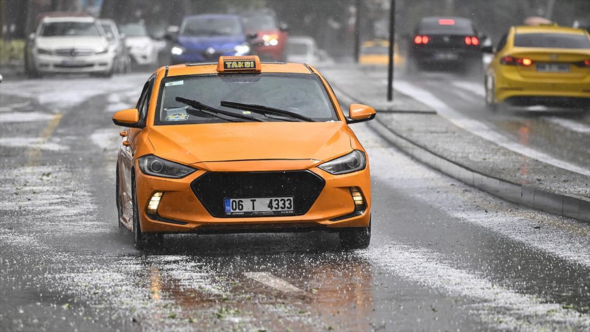 Ankara'da sağanak ve dolu: Yaşamı olumsuz etkiledi