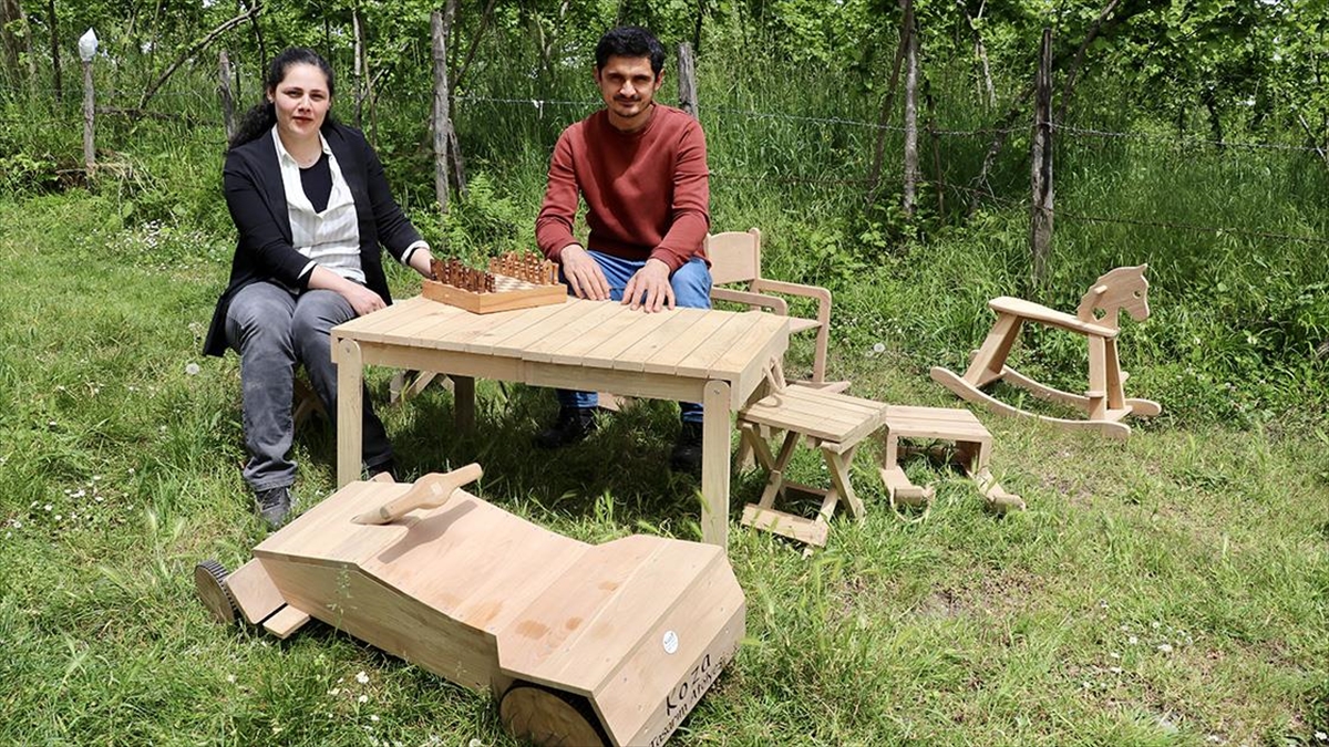 Makine Mühendisi Çift Ahşap Oyuncak Üretiyor