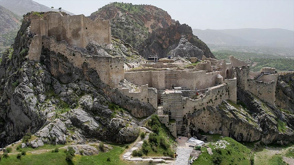 Depremlerde Hasar Gören Kahta Kalesi'nin Restorasyonunda Sona Yaklaşıldı