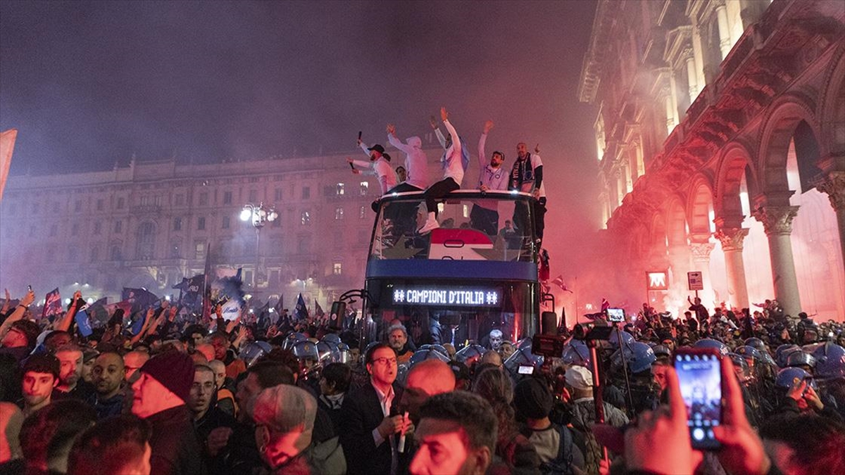 İtalya Serie A'yı Kazanan Inter, Taraftarıyla Şampiyonluk Turu Attı