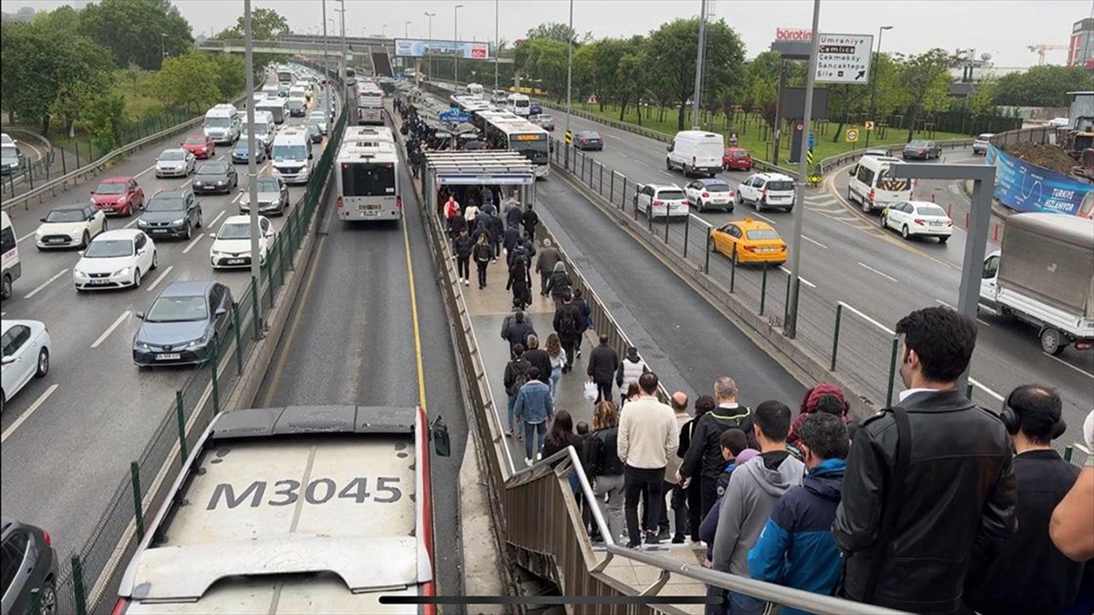 İstanbul'da Haftanın İlk İş Gününde Trafik Yoğunluğu Yaşanıyor