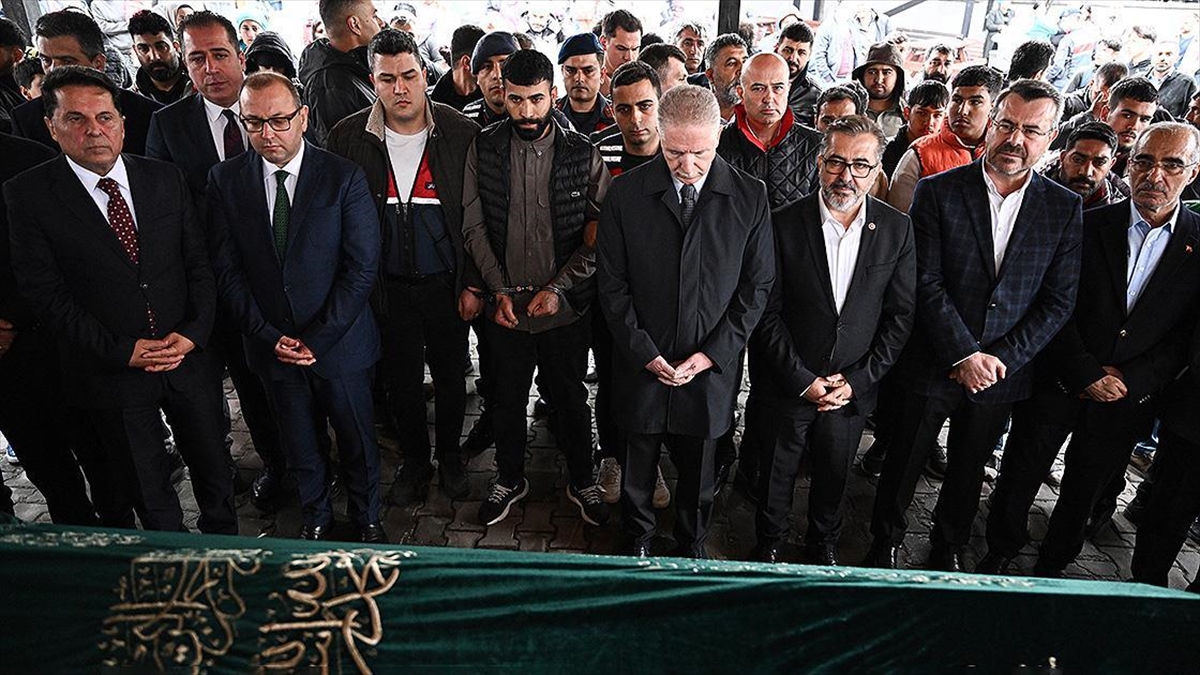 Küçükçekmece'de Su Birikintisine Düşerek Hayatını Kaybeden 5 Yaşındaki Eda Nur Toprağa Verildi