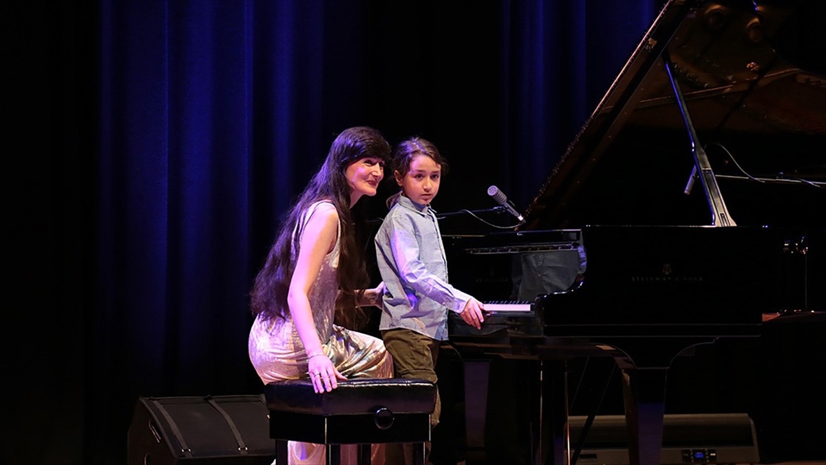 "Cazın Prensesi" Aziza Mustafa Zadeh, İzmir'de Oğluyla Sahne Alacak