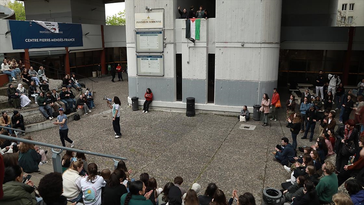 Paris'te Üniversite Öğrencileri "gazze'deki Soykırım Dursun" Çağrısıyla Kampüste Eylem Başlattı