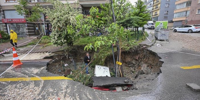 Ankara'da Dün Etkili Olan Sağanak Nedeniyle Yenimahalle'de Yol Çöktü