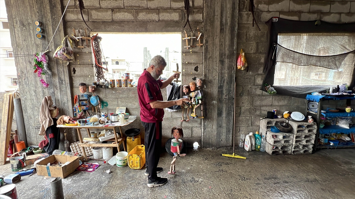 Filistinli Kukla Ustası, Gazze'de Çocukları Eğlendirmek İçin Teneke Kutulardan Kukla Yapıyor