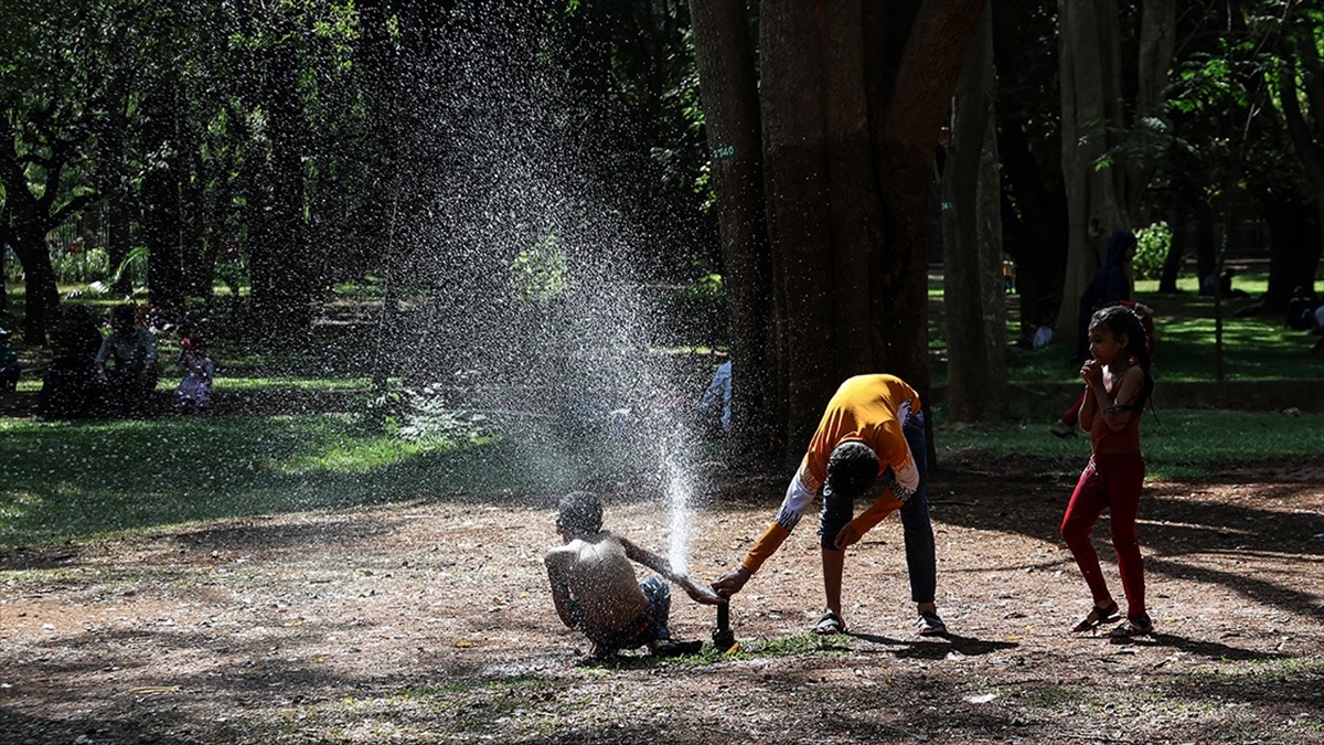 Asya'daki Birçok Okul Aşırı Sıcaklar Sebebiyle Eğitime Ara Verdi