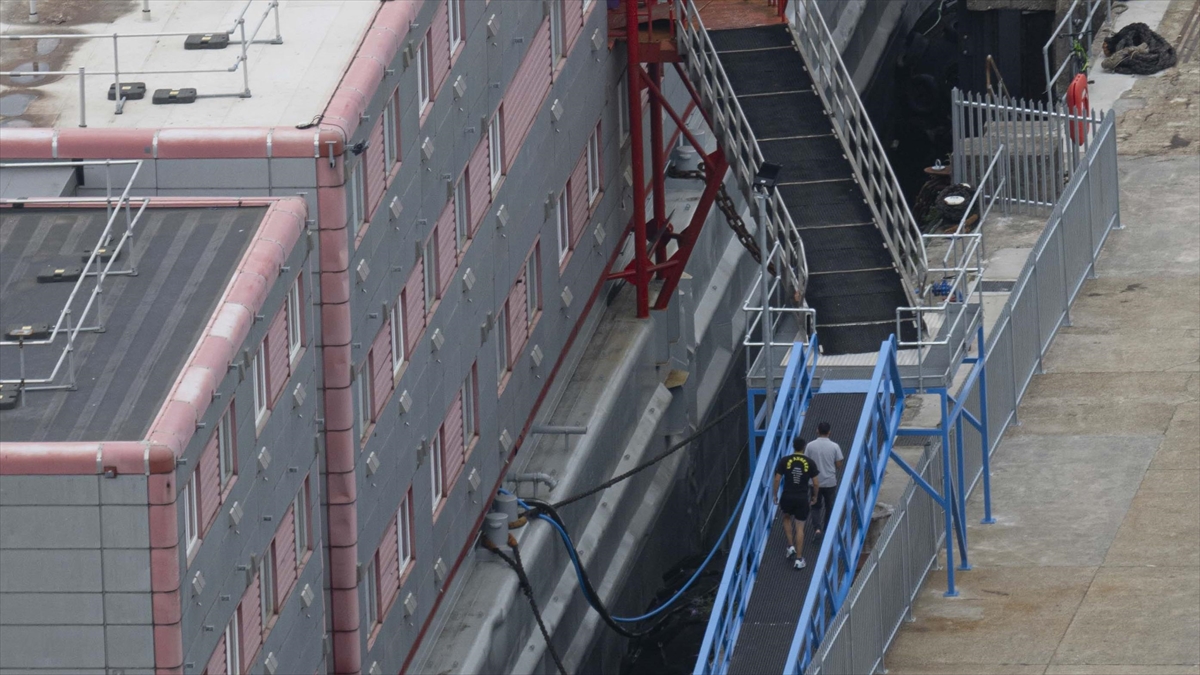 İngiltere'de Sığınmacıları Göçmen Gemisine Götürecek Otobüse Engel Olan 45 Kişi Gözaltına Alındı