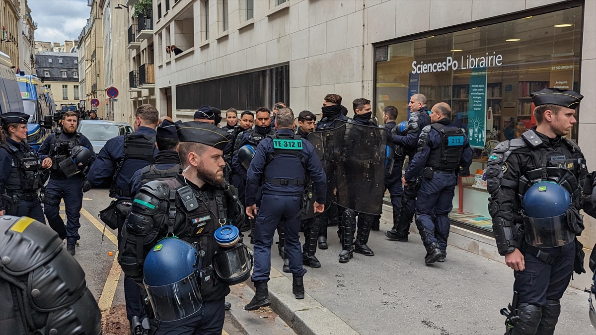 Fransa'da Filistin'e Destek Eylemi Yapan Sciences Po Öğrencileri Zorla Tahliye Edildi