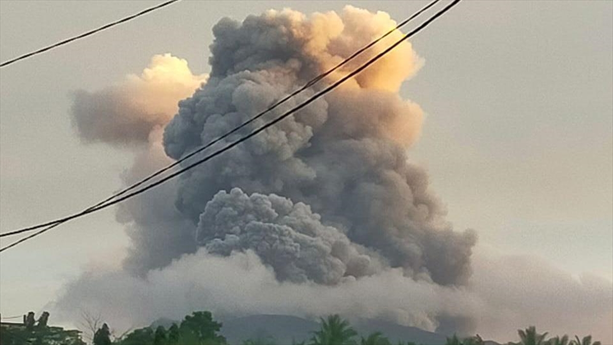 Endonezya'da Yanardağ Patlamasından Etkilenen Aileler Güvenli Bölgelere Nakledilecek