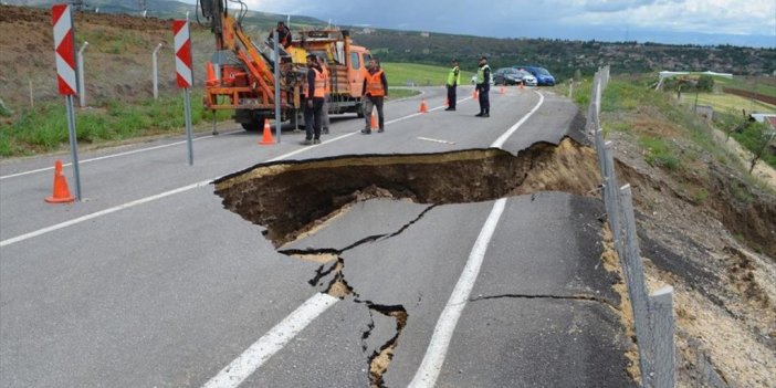 Çorum'da, Dodurga-iskilip Kara Yolunda Heyelan Nedeniyle İkinci Kez Çukur Oluştu