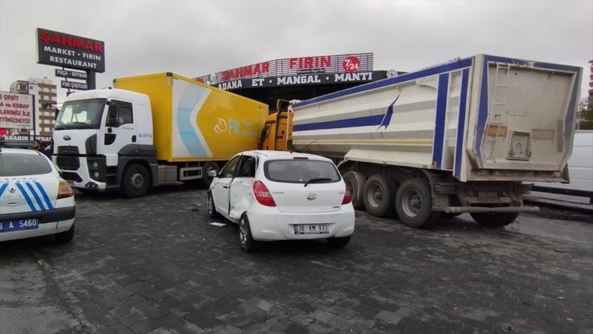 Kayseri'de 6 Aracın Karıştığı Zincirleme Trafik Kazasında 6 Kişi Yaralandı