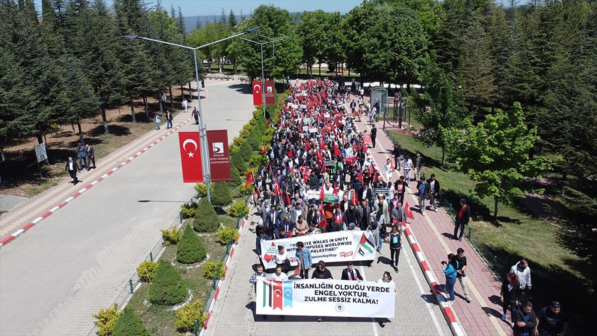Üniversiteliler İsrail'in Gazze'ye Yönelik Saldırılarını Protesto Etti