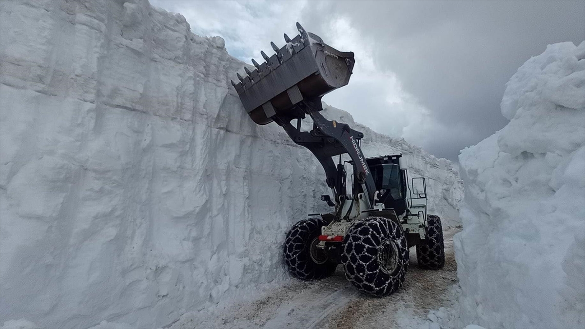 Hakkari'de Mayıs Ayında Da Karla Mücadele Devam Ediyor