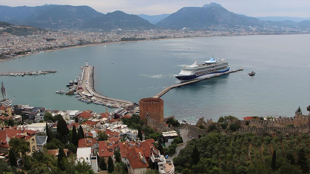 Alanya'ya Yılın İlk Kruvaziyeri Geldi