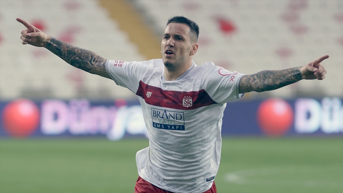 Sivasspor'da Golcü Futbolcu Rey Manaj'a Transfer Teklifleri Var