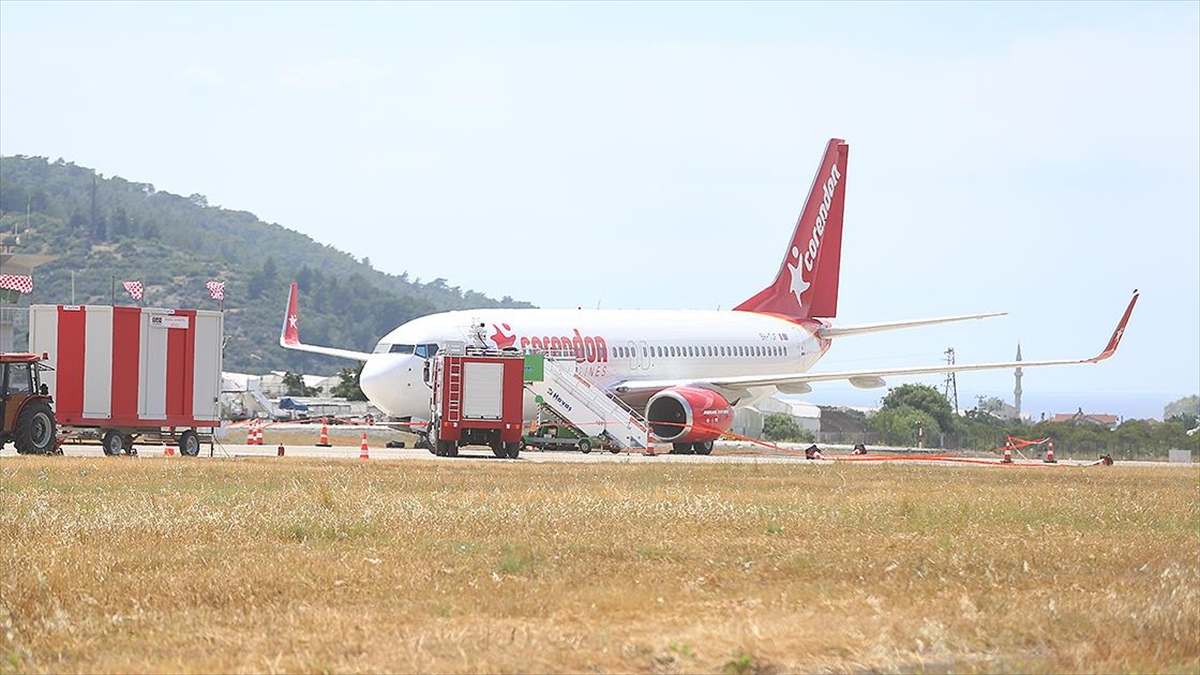 Köln-gazipaşa Seferini Yapan Uçak, Lastiğinin Patlaması Nedeniyle Pistte Kaldı