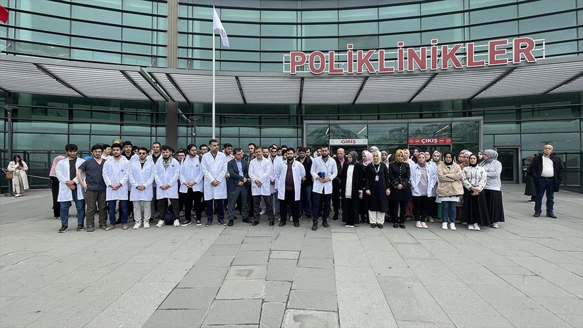 Kadıköy'de Sağlık Çalışanları Refah Sınır Kapısı'nın İşgal Edilmesine Tepki Gösterdi