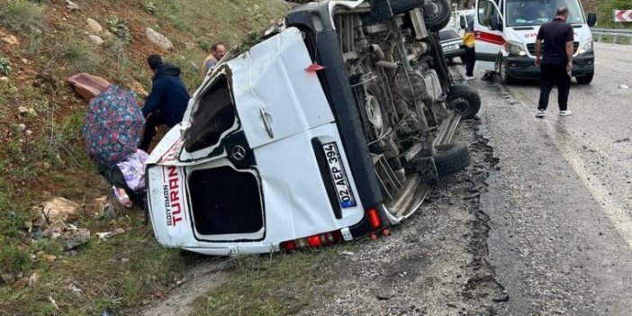 Yolcu minibüsü devrildi, çok sayıda yaralı