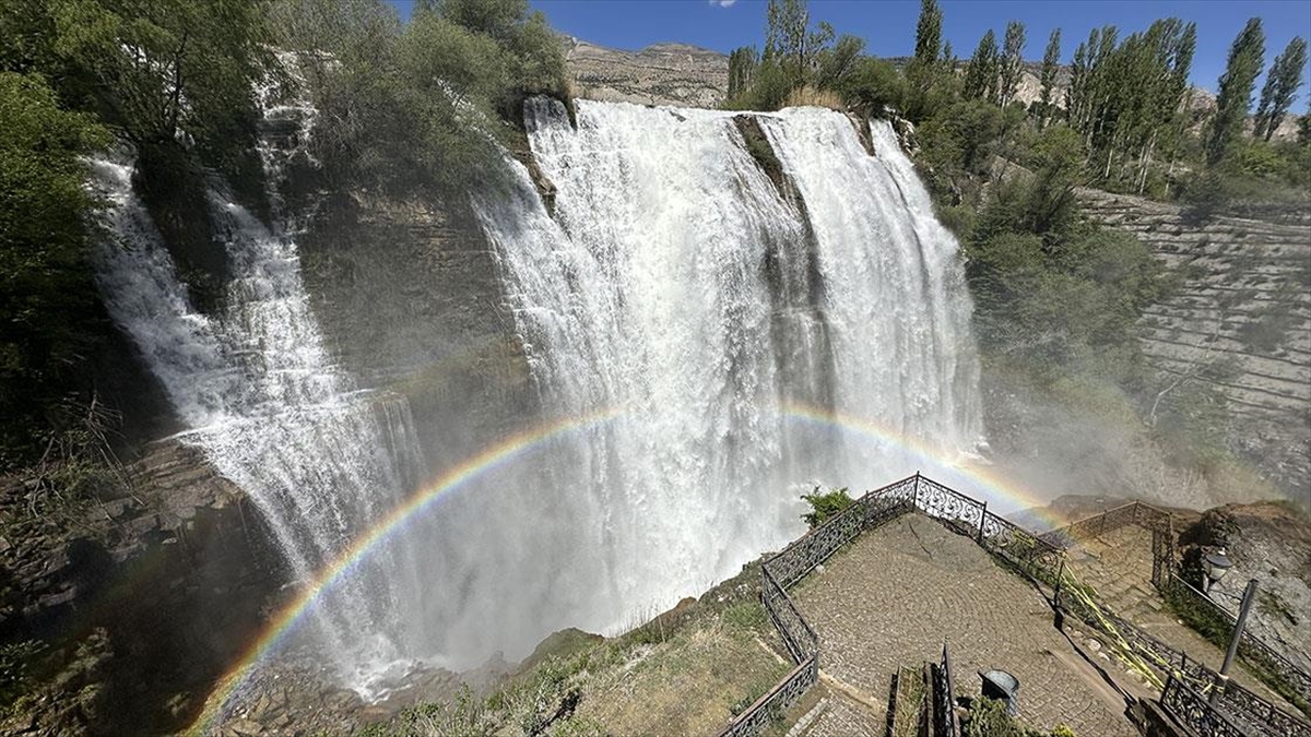 Eriyen Karlar İle Yağmur Suları Tortum Şelalesi'ni Coşturdu