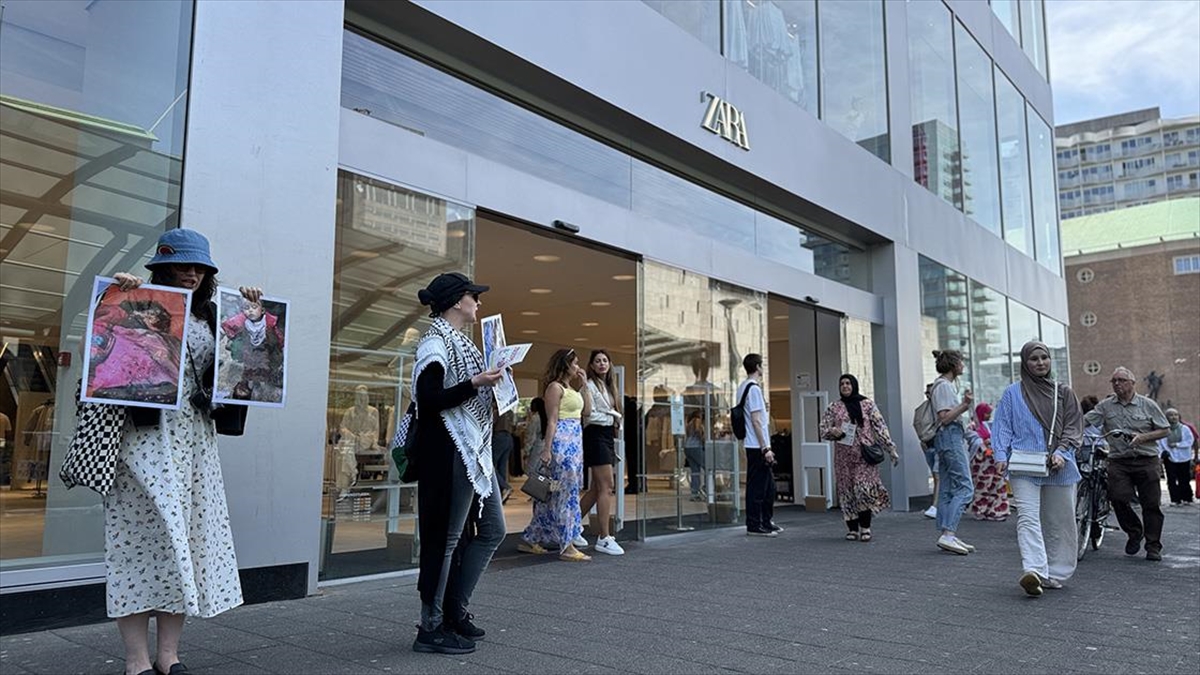 Hollanda'da Inditex Grubuna Bağlı Zara Şubeleri Önünde İsrail Protesto Edildi