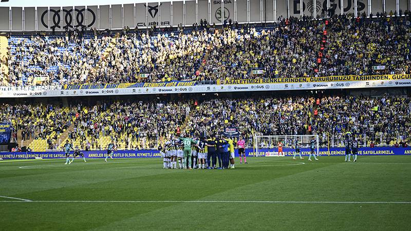 Fenerbahçe tribünlerinde "Ali Koç istifa" sesleri