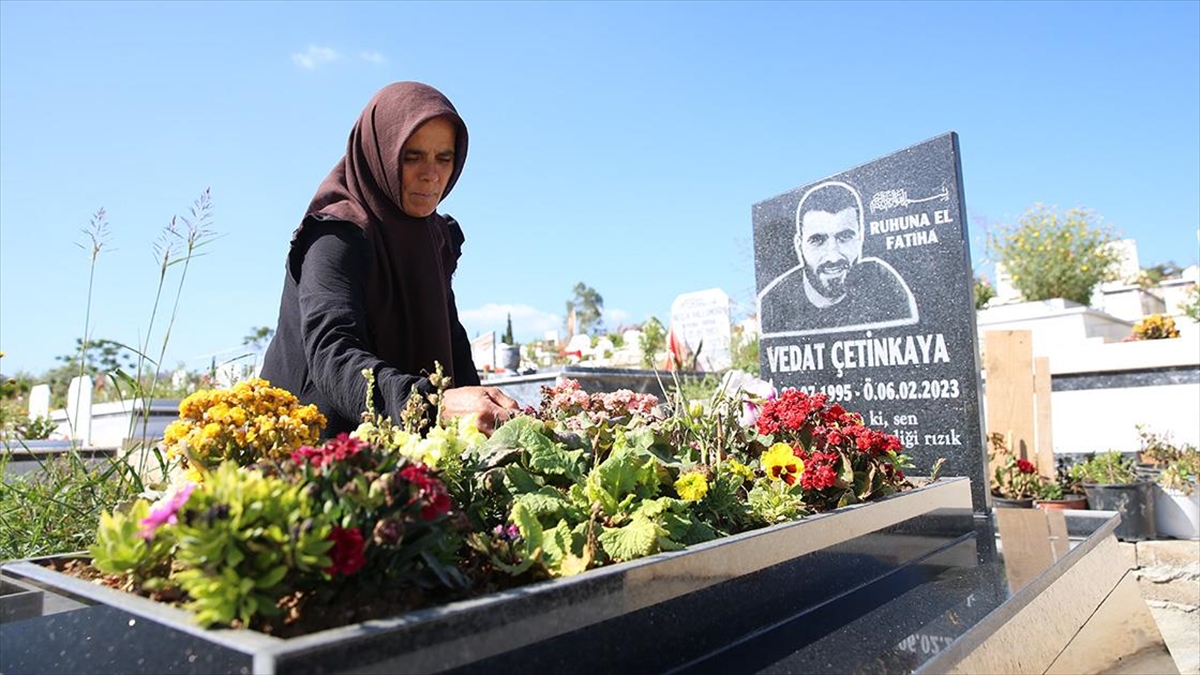 Depremde Kaybettiği Oğlunun Mezarını Her Gün Ziyaret Ediyor