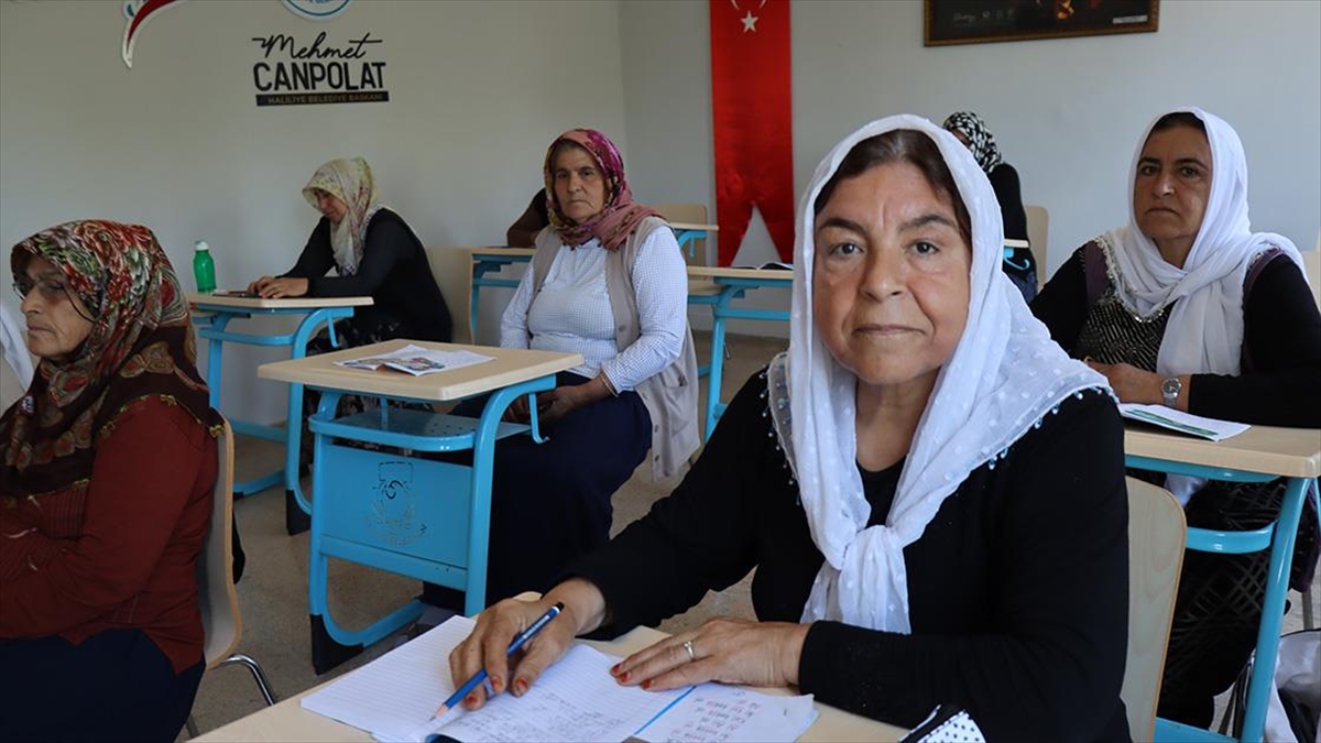 Hollanda'dan Tatil İçin Memleketine Gelen Kadın, 69 Yaşında Okuma Yazma Öğrendi