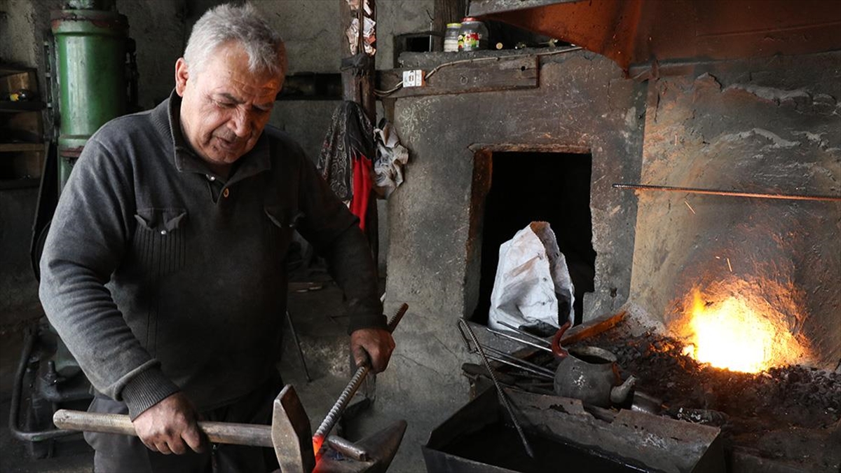 Kütahyalı Gürsel Usta 56 Yıldır Ocağın Başında Demir Dövüyor