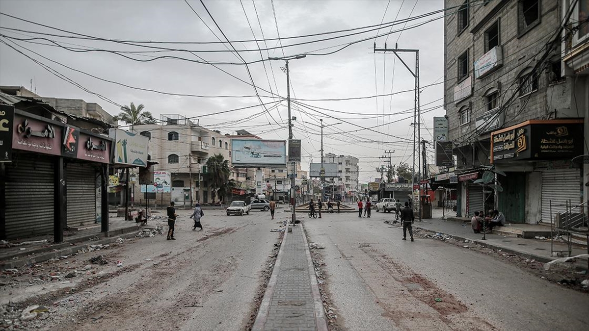 İsrail'in Tehditlerinin Ardından Binlerce Filistinli Refah'tan Ayrılmak Zorunda Kaldı