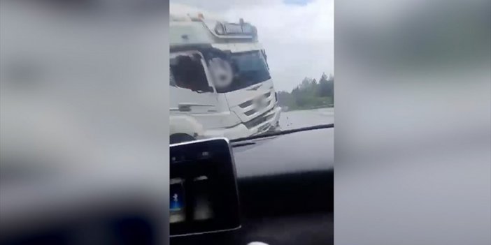 Adana'da 7 Kişinin Yaralandığı Kazada Tırın Otomobile Çarpması Kamerada