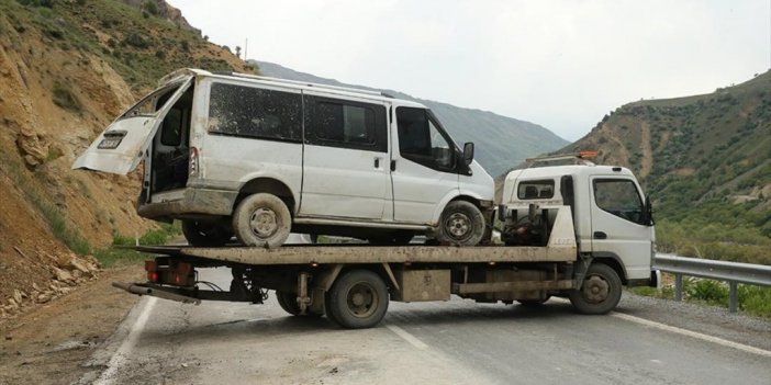 Hakkari'de Yamaca Çarpan Minibüsteki 9 Kişi Yaralandı