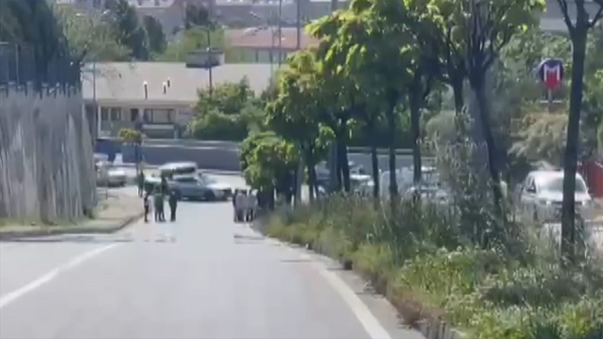 Başakşehir'de Metro Çıkışında El Yapımı Patlayıcı Madde Bulundu