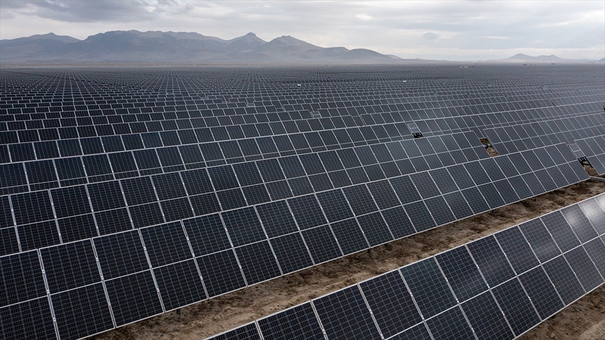 Bakan Bayraktar, Nisanda Güneş Ve Rüzgardan Elektrik Üretiminde Rekor Kırıldığını Bildirdi