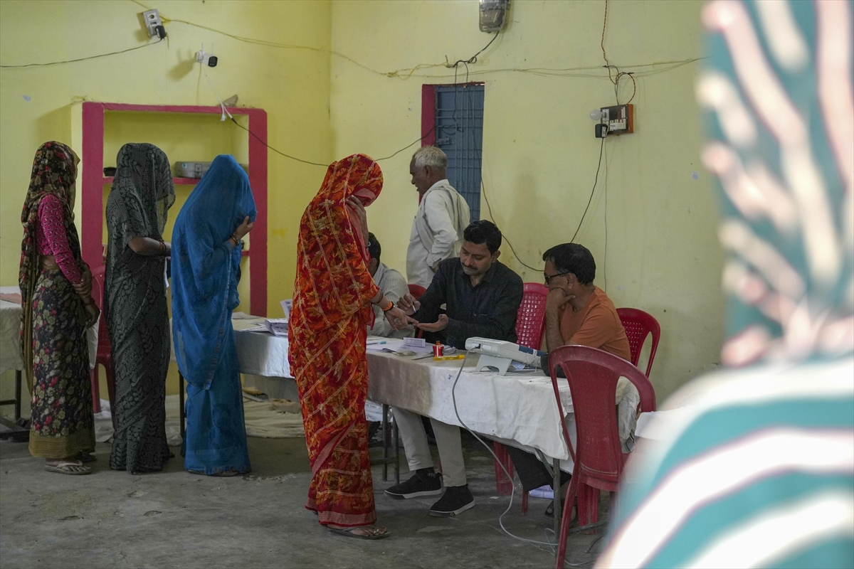 Hindistan'da Genel Seçimlerin 5. Aşamasında Oy Verme İşlemi Başladı