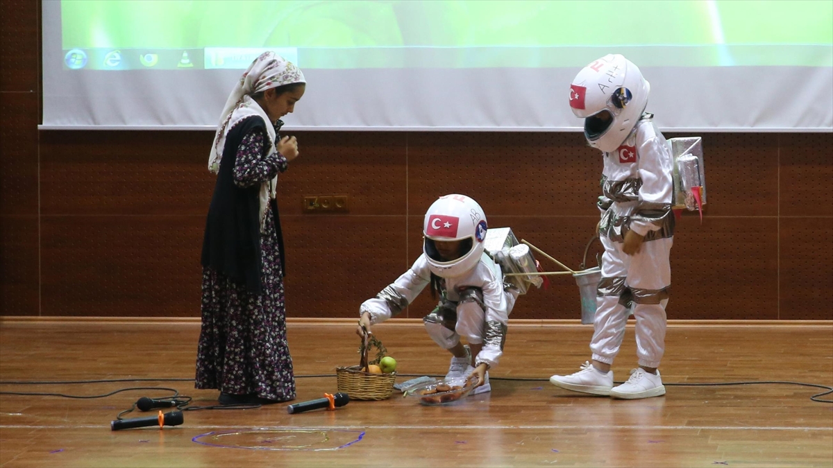 Mardin'de Kırsal Okulun Öğrencileri "köyden İndim Uzaya" Adlı Oyunu Sahneledi