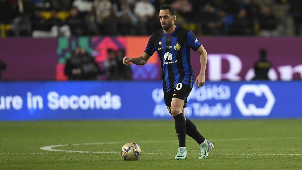 Hakan Çalhanoğlu Serie A'nın En İyi Orta Saha Oyuncusu!